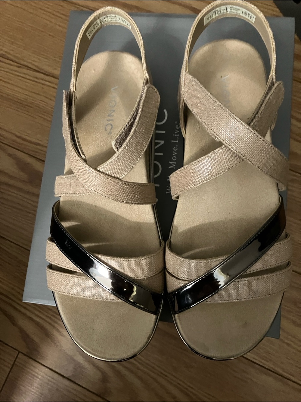 Vionic Women's  Linen and Black Cross-Strap Sandals Sz 10
